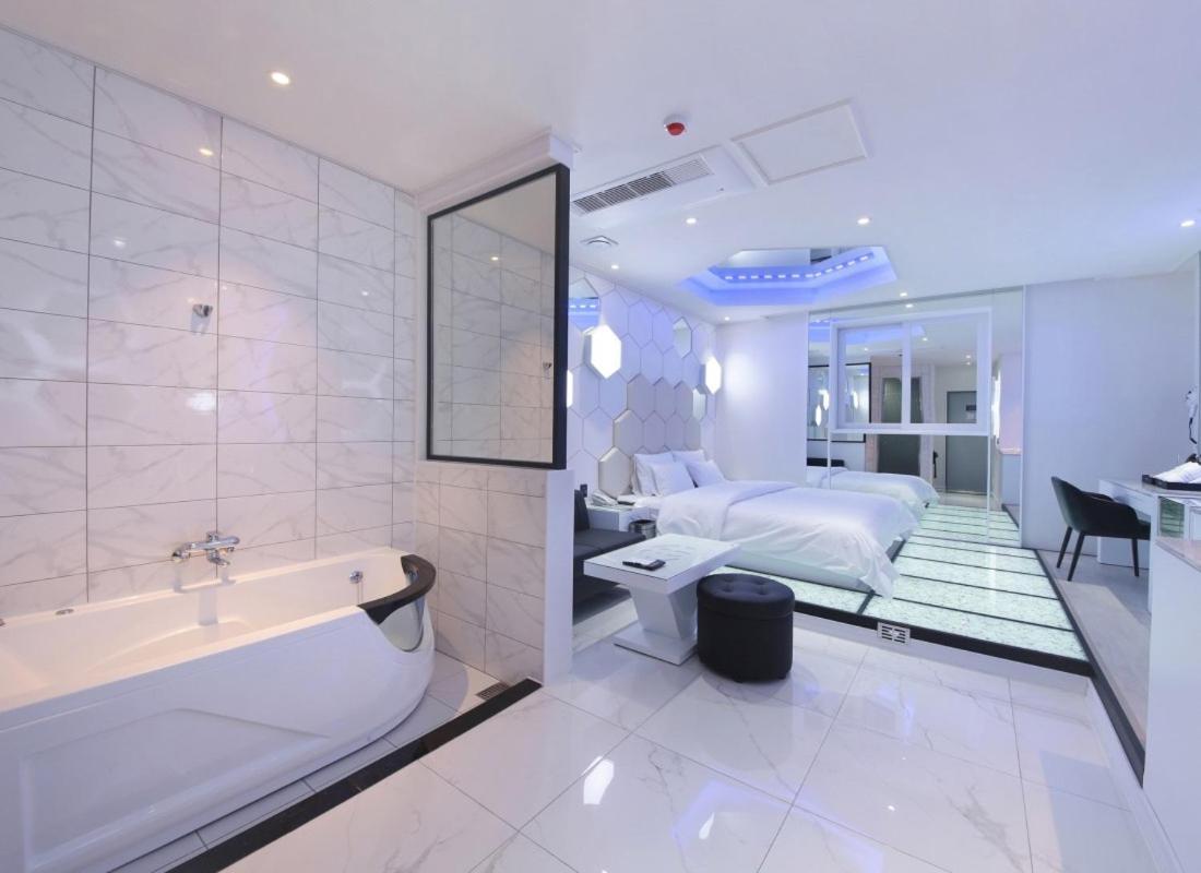 Wj Hotel Pool House Уонджу Екстериор снимка