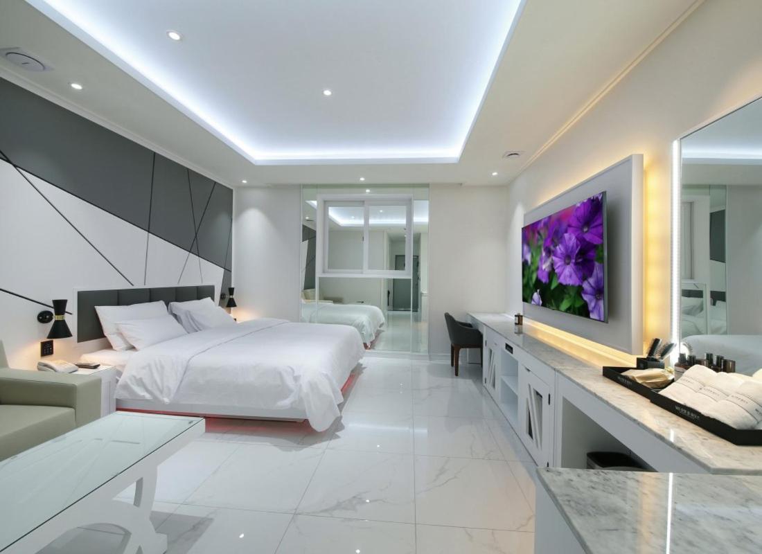 Wj Hotel Pool House Уонджу Екстериор снимка