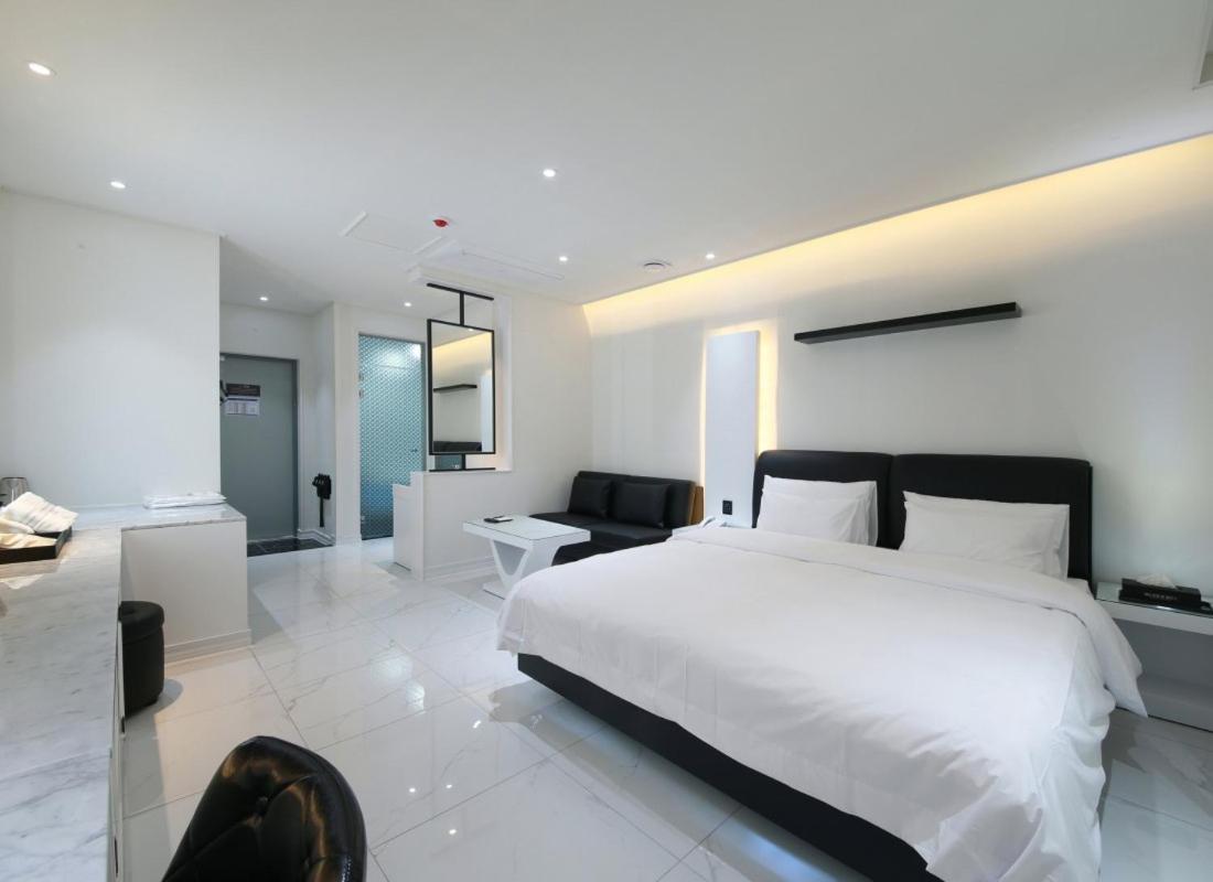 Wj Hotel Pool House Уонджу Екстериор снимка