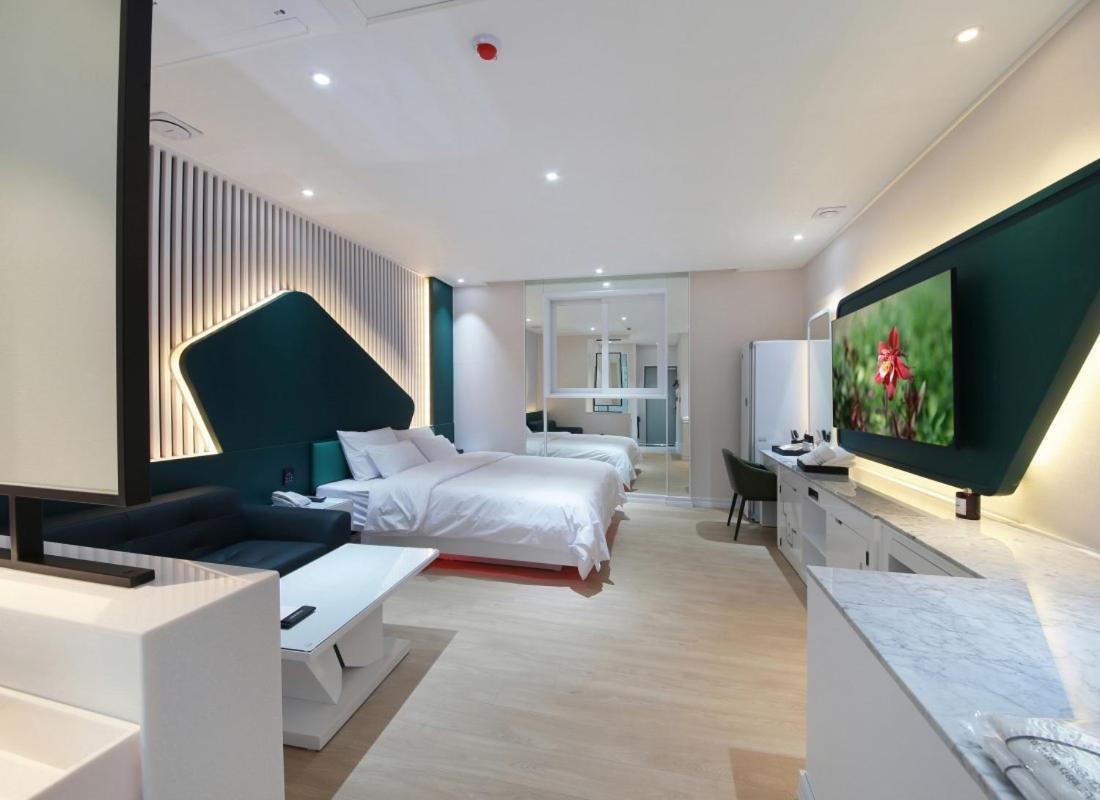 Wj Hotel Pool House Уонджу Екстериор снимка
