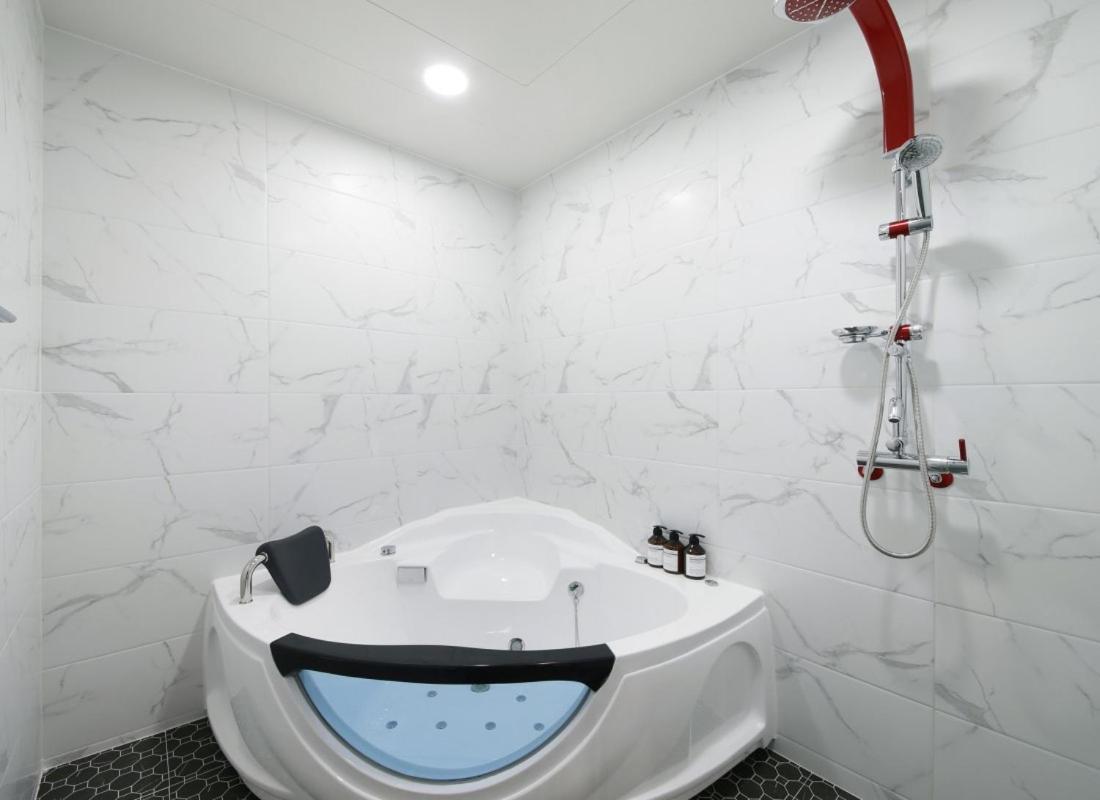Wj Hotel Pool House Уонджу Екстериор снимка